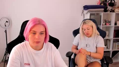 Snapshot of hottyblonds chatting on September 19, 2025, 10:38 am Nessie and Jessie online show from September 19, 2025, 10:38 am