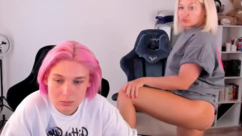 Snapshot of hottyblonds chatting on September 20, 2025, 10:27 am Nessie and Jessie online show from September 20, 2025, 10:27 am