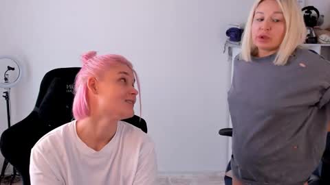 Snapshot of hottyblonds chatting on September 25, 2025, 10:30 am Nessie and Jessie online show from September 25, 2025, 10:30 am