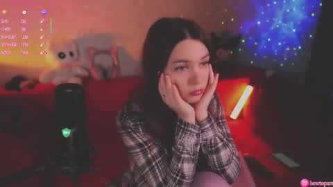 Mia online show from November 6, 2025, 5:03 pm