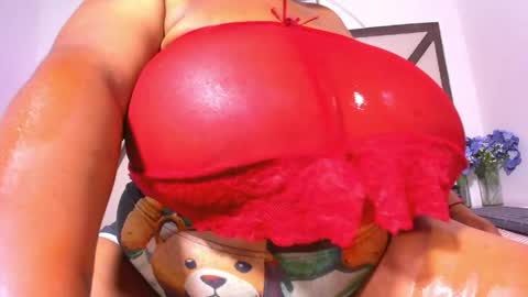 Snapshot of hugexboobs69 chatting on May 7, 2026, 8:25 pm Osita online show from May 7, 2026, 8:25 pm