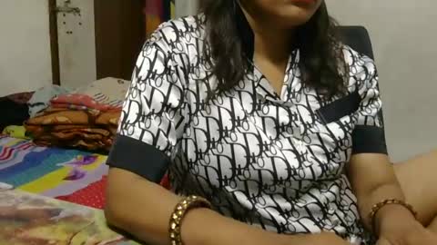 hungrymilf69 online show from July 25, 2026, 7:33 pm