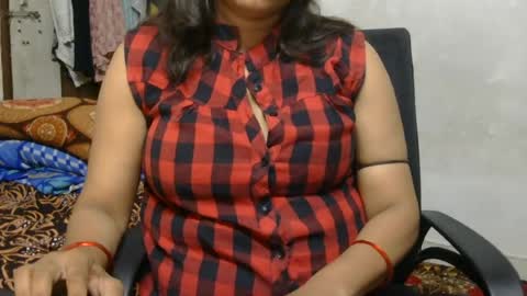 hungrymilf69 online show from July 27, 2026, 7:10 pm