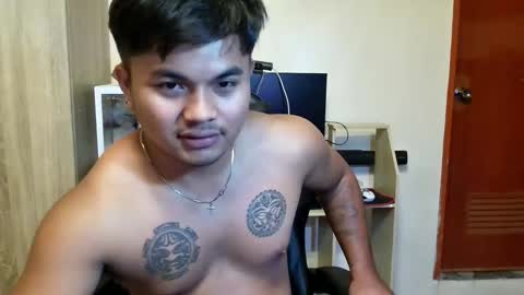 Snapshot of hunkyzeus chatting on April 24, 2026, 5:04 pm hunkyzeus online show from April 24, 2026, 5:04 pm
