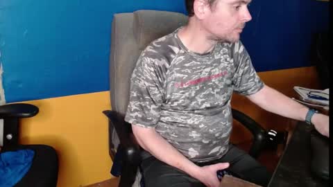 Snapshot of huskyguy chatting on May 18, 2026, 3:35 am Huskyguy online show from May 18, 2026, 3:35 am
