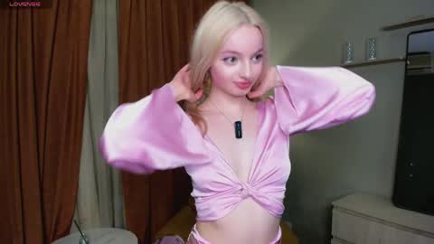 Snapshot of hypno_eyes_babe chatting on May 30, 2026, 5:43 pm Kate online show from May 30, 2026, 5:43 pm