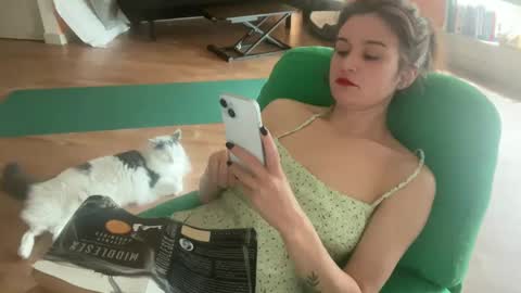 Snapshot of i_love_olive chatting on September 8, 2025, 8:19 pm Olive online show from September 8, 2025, 8:19 pm