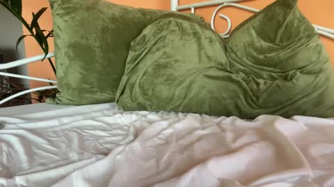 Snapshot of i_love_olive chatting on October 18, 2025, 12:13 am Olive online show from October 18, 2025, 12:13 am