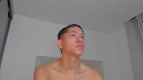 Snapshot of iamjulian_ chatting on April 21, 2026, 11:27 am Juliiiiian online show from April 21, 2026, 11:27 am