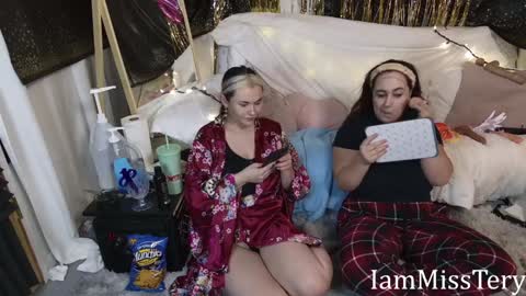 Snapshot of iammisstery chatting on December 31, 2024, 5:07 pm MissTery online show from December 31, 2024, 5:07 pm