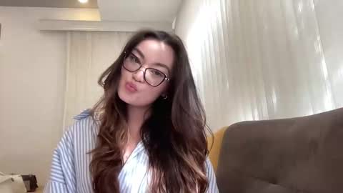 Mina online show from November 8, 2025, 10:48 am