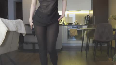 Snapshot of ifyouleave chatting on February 12, 2025, 3:27 pm Belle online show from February 12, 2025, 3:27 pm