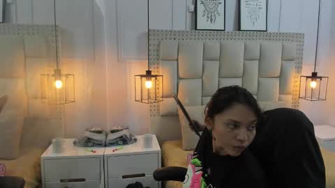 Snapshot of iliy_ chatting on December 17, 2024, 1:29 am ILY online show from December 17, 2024, 1:29 am