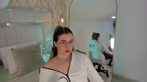 DAHLIA online show from September 17, 2025, 9:27 pm