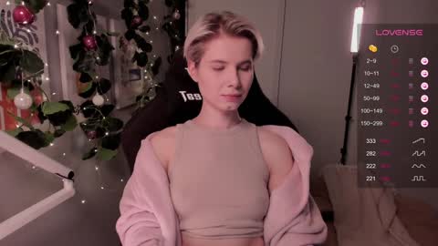 Mia online show from December 23, 2024, 5:32 pm