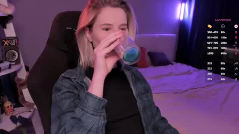 Mia online show from March 8, 2026, 11:03 am