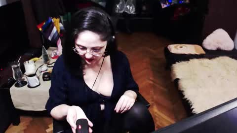 Empress online show from December 22, 2025, 6:05 pm