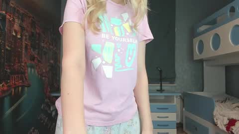 Snapshot of incredible__shell_ chatting on April 5, 2026, 7:55 pm Masha online show from April 5, 2026, 7:55 pm