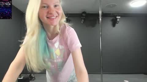 Snapshot of incredible__shell_ chatting on May 20, 2026, 7:53 pm Masha online show from May 20, 2026, 7:53 pm