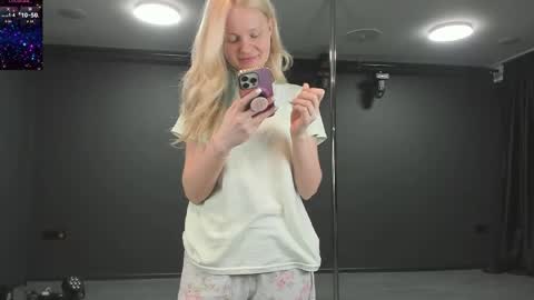 Snapshot of incredible__shell_ chatting on May 22, 2026, 7:52 pm Masha online show from May 22, 2026, 7:52 pm