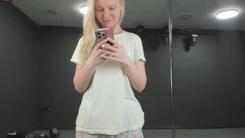 Snapshot of incredible__shell_ chatting on May 24, 2026, 8:14 pm Masha online show from May 24, 2026, 8:14 pm