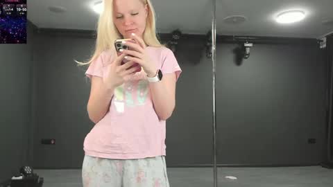 Snapshot of incredible__shell_ chatting on May 30, 2026, 7:11 pm Masha online show from May 30, 2026, 7:11 pm
