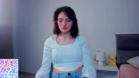 Kira online show from November 18, 2025, 4:06 am