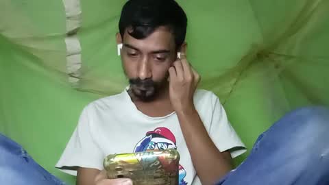 interne8famous online show from December 18, 2025, 1:17 pm