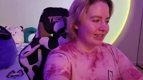 Snapshot of internetfairy_xo chatting on January 1, 2025, 5:33 am Faye online show from January 1, 2025, 5:33 am