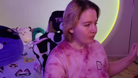 Snapshot of internetfairy_xo chatting on January 1, 2025, 2:42 pm Faye online show from January 1, 2025, 2:42 pm