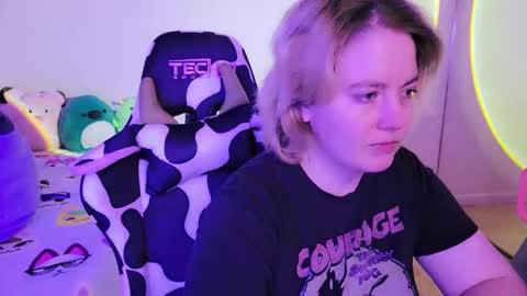 Snapshot of internetfairy_xo chatting on January 19, 2025, 9:01 am Faye online show from January 19, 2025, 9:01 am