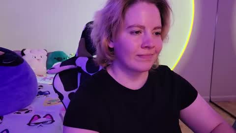 Snapshot of internetfairy_xo chatting on January 20, 2025, 1:11 pm Faye online show from January 20, 2025, 1:11 pm