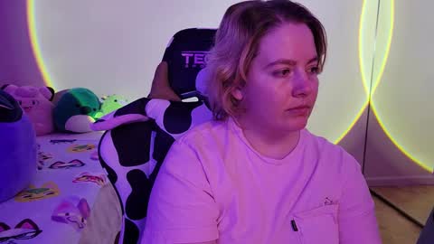 Snapshot of internetfairy_xo chatting on January 31, 2025, 6:24 am Faye online show from January 31, 2025, 6:24 am