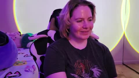 Snapshot of internetfairy_xo chatting on February 14, 2025, 10:17 am Faye online show from February 14, 2025, 10:17 am