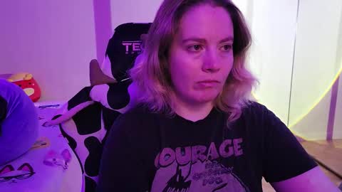 Snapshot of internetfairy_xo chatting on October 19, 2025, 1:39 am Faye online show from October 19, 2025, 1:39 am