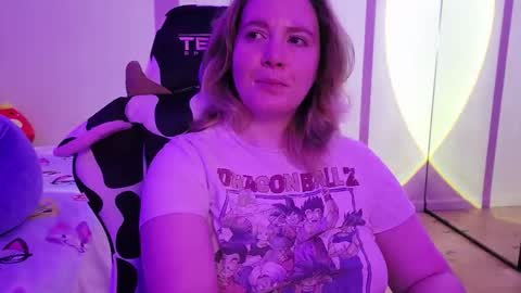 Snapshot of internetfairy_xo chatting on October 21, 2025, 4:24 am Faye online show from October 21, 2025, 4:24 am