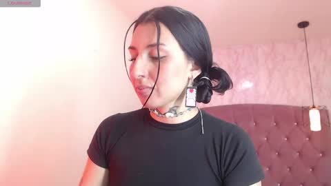 iris_77 online show from October 23, 2025, 5:01 pm
