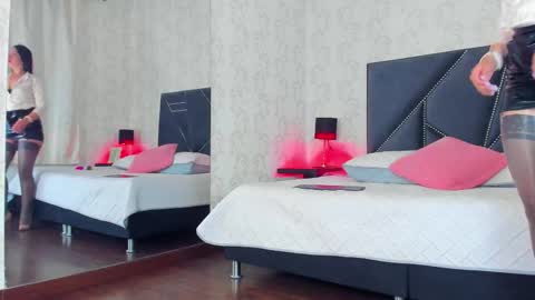 Queen Iris online show from December 15, 2025, 4:11 pm