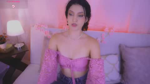 Snapshot of iris_laurent chatting on July 21, 2026, 6:43 pm Maia Glow online show from July 21, 2026, 6:43 pm