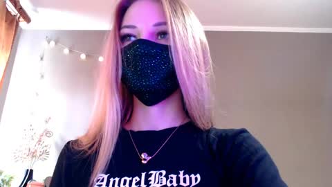 Snapshot of iris_lave chatting on April 24, 2026, 12:40 pm Lily online show from April 24, 2026, 12:40 pm