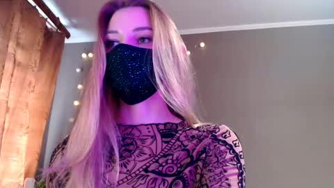 Snapshot of iris_lave chatting on May 12, 2026, 2:14 pm Lily online show from May 12, 2026, 2:14 pm