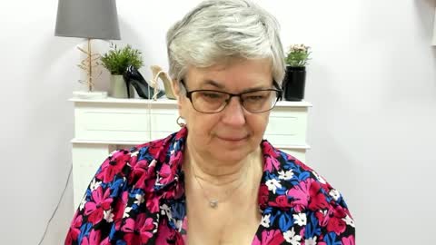 Snapshot of iris_xdesire chatting on April 1, 2026, 6:14 am I R I S online show from April 1, 2026, 6:14 am