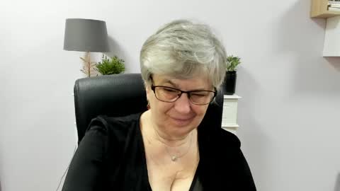 Snapshot of iris_xdesire chatting on May 6, 2026, 6:19 am I R I S online show from May 6, 2026, 6:19 am