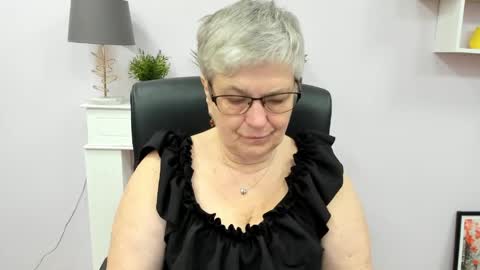 Snapshot of iris_xdesire chatting on May 11, 2026, 5:57 am I R I S online show from May 11, 2026, 5:57 am