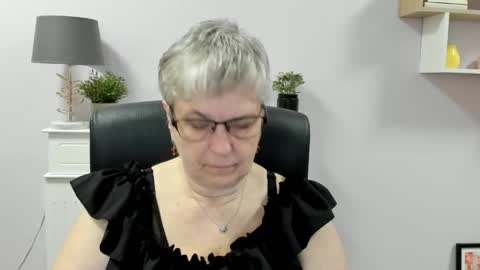 Snapshot of iris_xdesire chatting on May 18, 2026, 6:08 am I R I S online show from May 18, 2026, 6:08 am