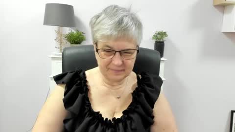 Snapshot of iris_xdesire chatting on May 28, 2026, 6:32 am I R I S online show from May 28, 2026, 6:32 am