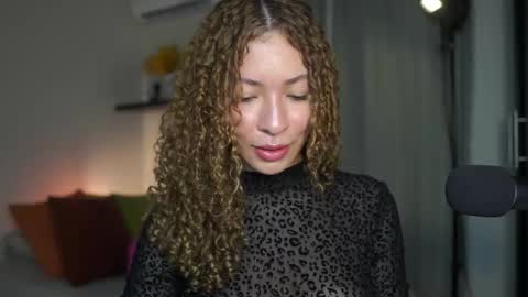 isa_____ online show from September 14, 2025, 10:58 am