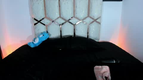 Snapshot of isa_klein chatting on June 6, 2026, 5:01 am isa_klein online show from June 6, 2026, 5:01 am