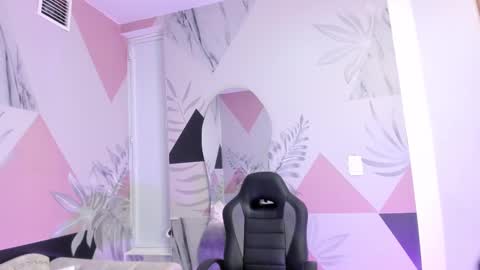 Snapshot of isa_little4u chatting on March 7, 2025, 10:13 am online show from March 7, 2025, 10:13 am