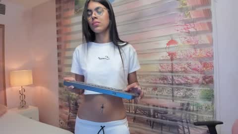 Snapshot of isa_little4u chatting on October 15, 2025, 4:01 am online show from October 15, 2025, 4:01 am
